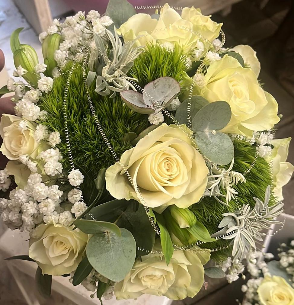 Floristisches Arrangement mit weißen Rosen