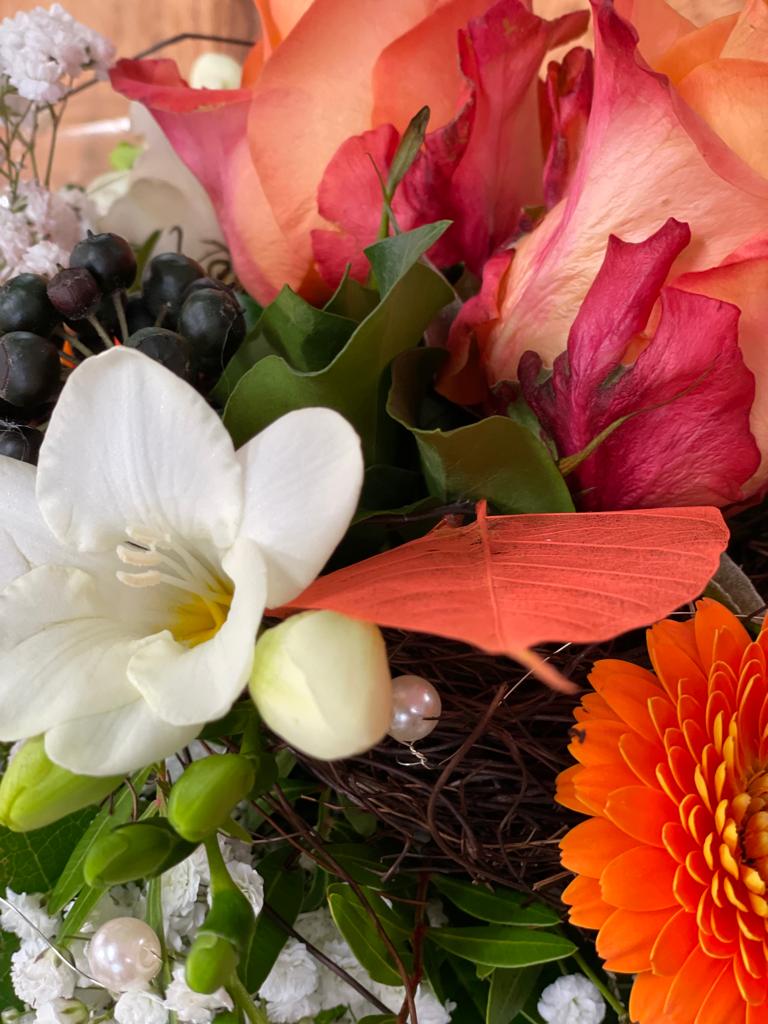Floristisches Werkstück aus frischen Blumen
